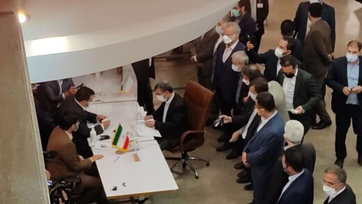 احمدینژاد برای ثبتنام در انتخابات وارد وزارت کشور شد