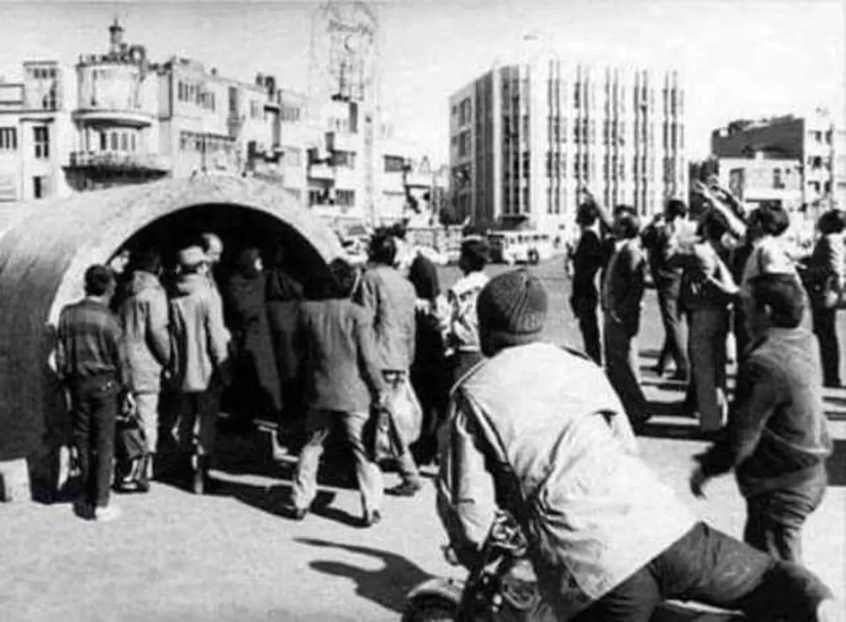 قاب تاریخ| از موشک‌باران تهران تا زردآلوی ‌۵۰‌تومنی