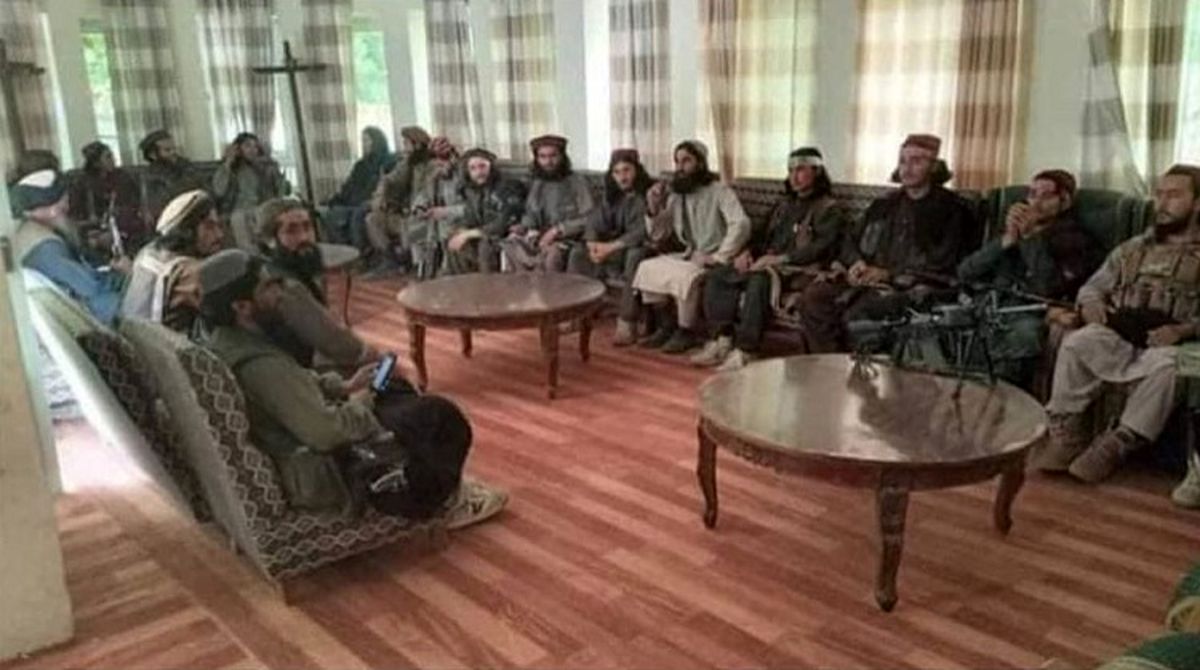 عکس یادگاری طالبان در دفتر احمدشاه مسعود