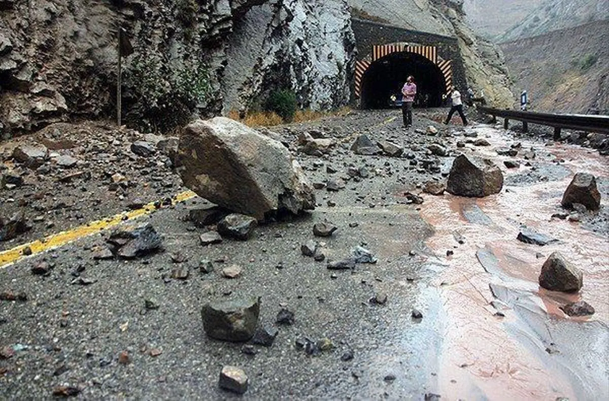 ۲۴خودرو بر اثر ریزش کوه در جاده هراز محبوس شدند