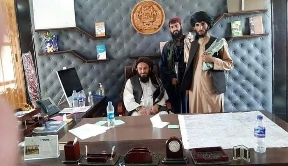 عکس روز؛ طالبان به پشت میز اشرف غنی رسیدند
