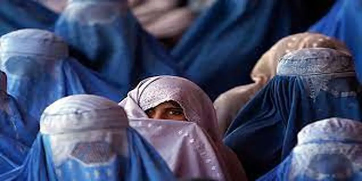 ببینید | لحظه تلخ خداحافظی زنان افغانستان