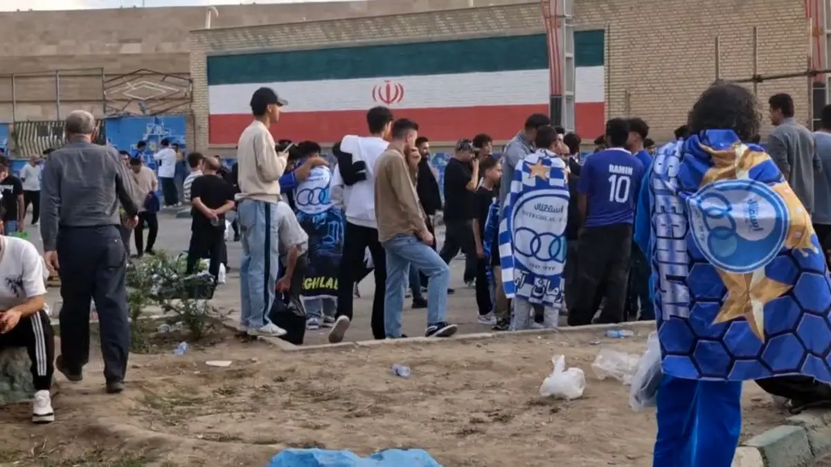 هیجان در اطراف ورزشگاه قبل از دیدار استقلال و مس رفسنجان