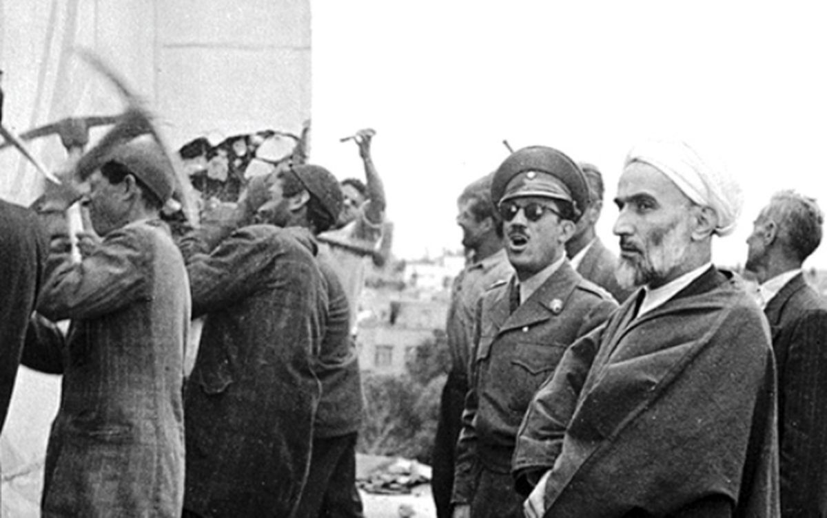 صدسال صدقصه دیگر؛ حافظ، نرسیده به چهارراه کالج