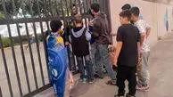 هوادار خردسال استقلال از زیر نرده وارد ورزشگاه شد
