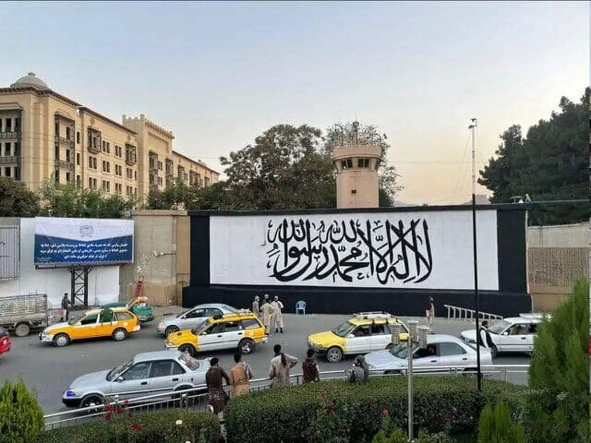 عکس | پرچم طالبان روی دیوار سفارت آمریکا در کابل نصب شد