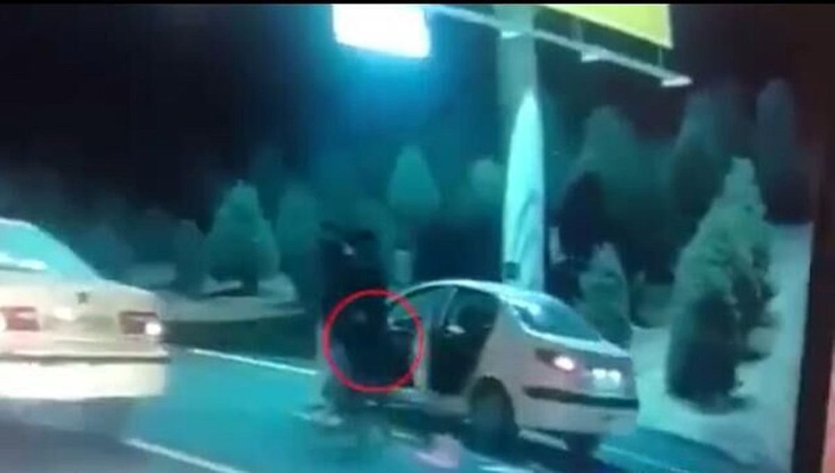 درگیری عجیب با کلاشینکف در بزرگراه همت را تماشا کنید