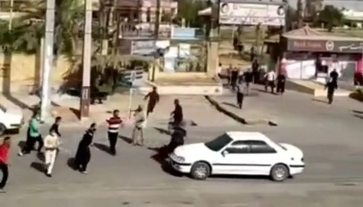 ببینید | لحظه حمله اراذل قمه‌کش به زنان بی‌دفاع در گلستان