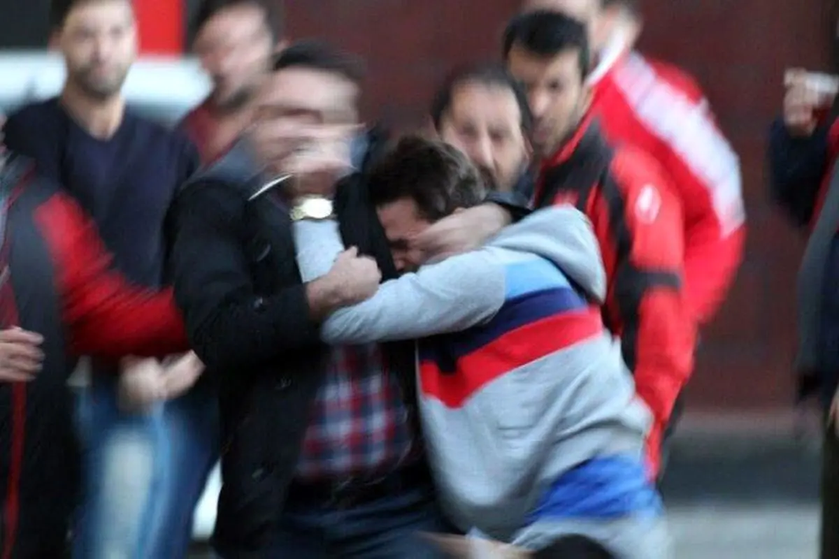 شاخ به شاخ شدن‌ استاد فقط به دلیل نگاه کردن!