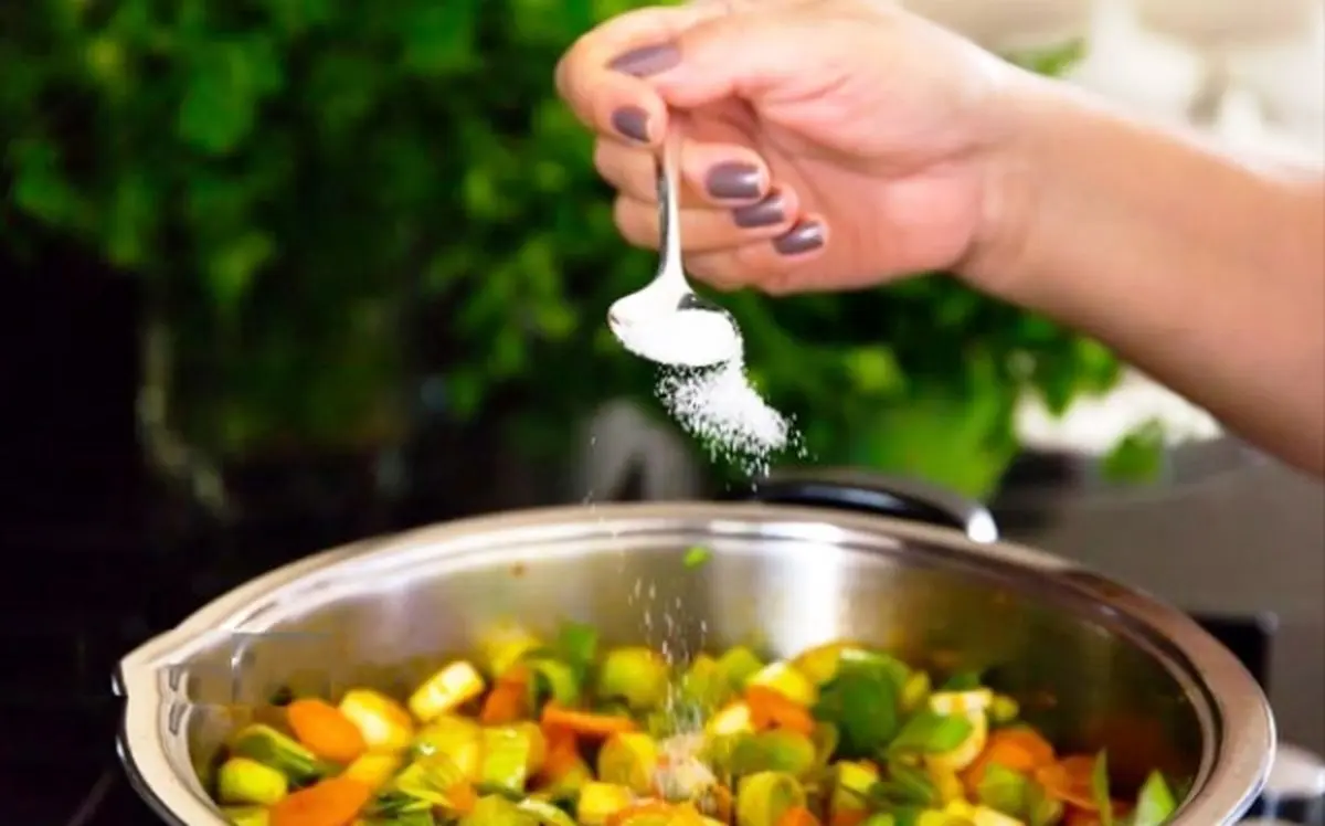 چرا بیش از نرمال جهانی نمک مصرف می‌کنیم؟