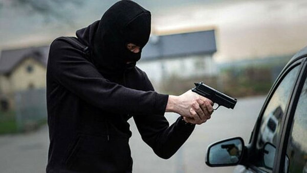 ویدئو | سرقت خودروی ۲۰۶ با اسلحه جنگی در اهواز