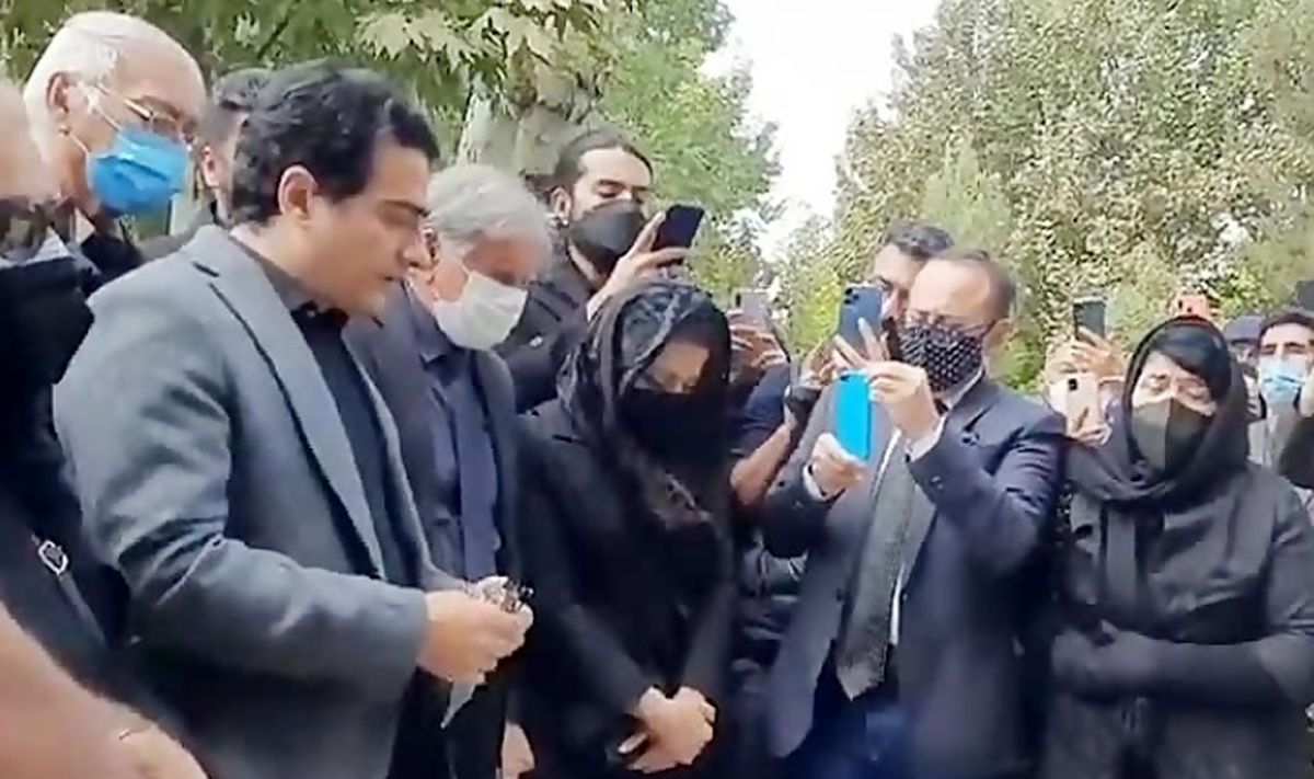 آوازخوانی همایون شجریان بر سر مزار پدرش را ببینید
