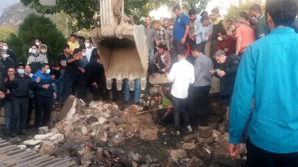 ببینید | نجات پاکبان شهرداری خرمآباد از کانال آب