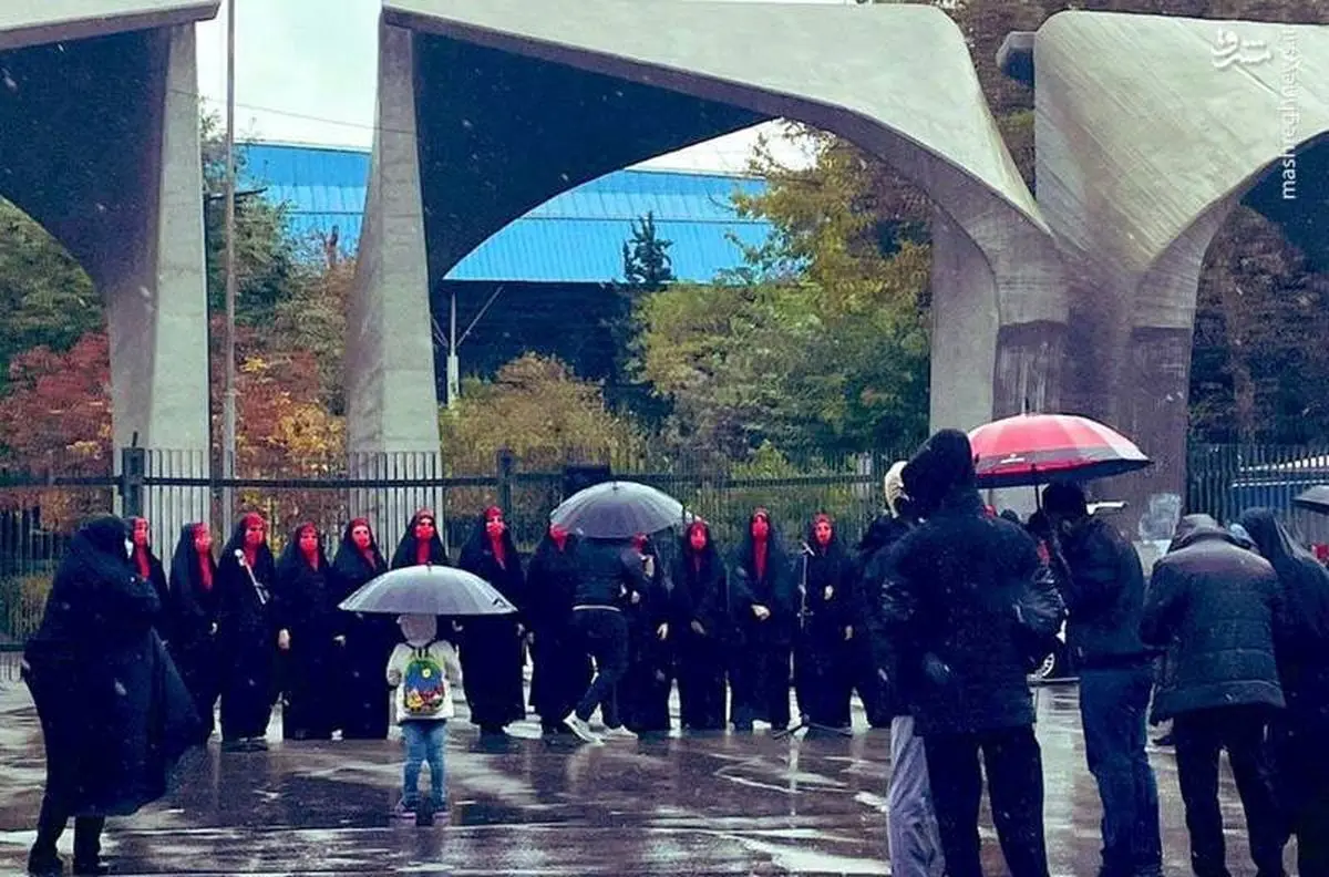 ماجرای عکس‌ بی‌حجاب دانشجویان با سردر دانشگاه تهران