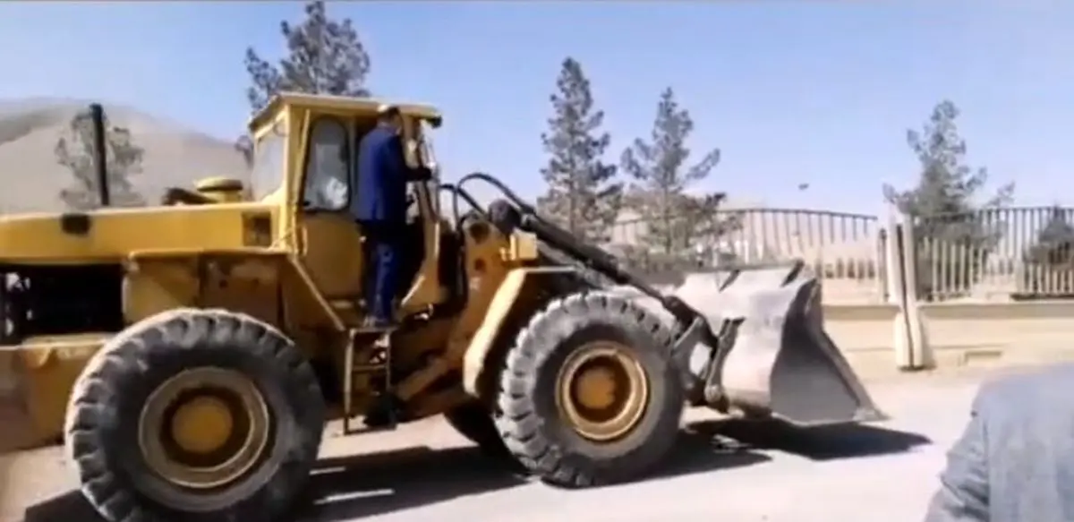 حمله نماینده نجف‌آباد با لودر به دانشگاه آزاد