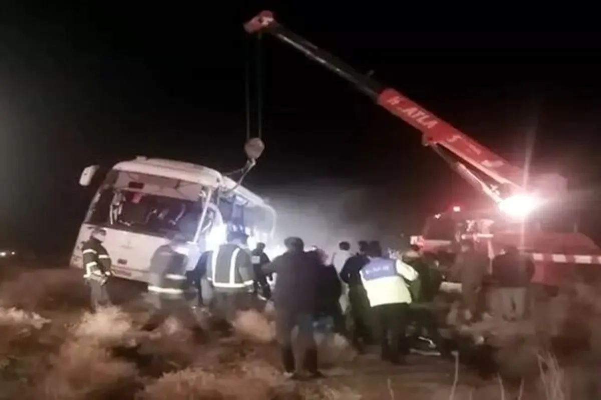 چپ کردن یک اتوبوس با ۵ نفر زخمی و یک کشته