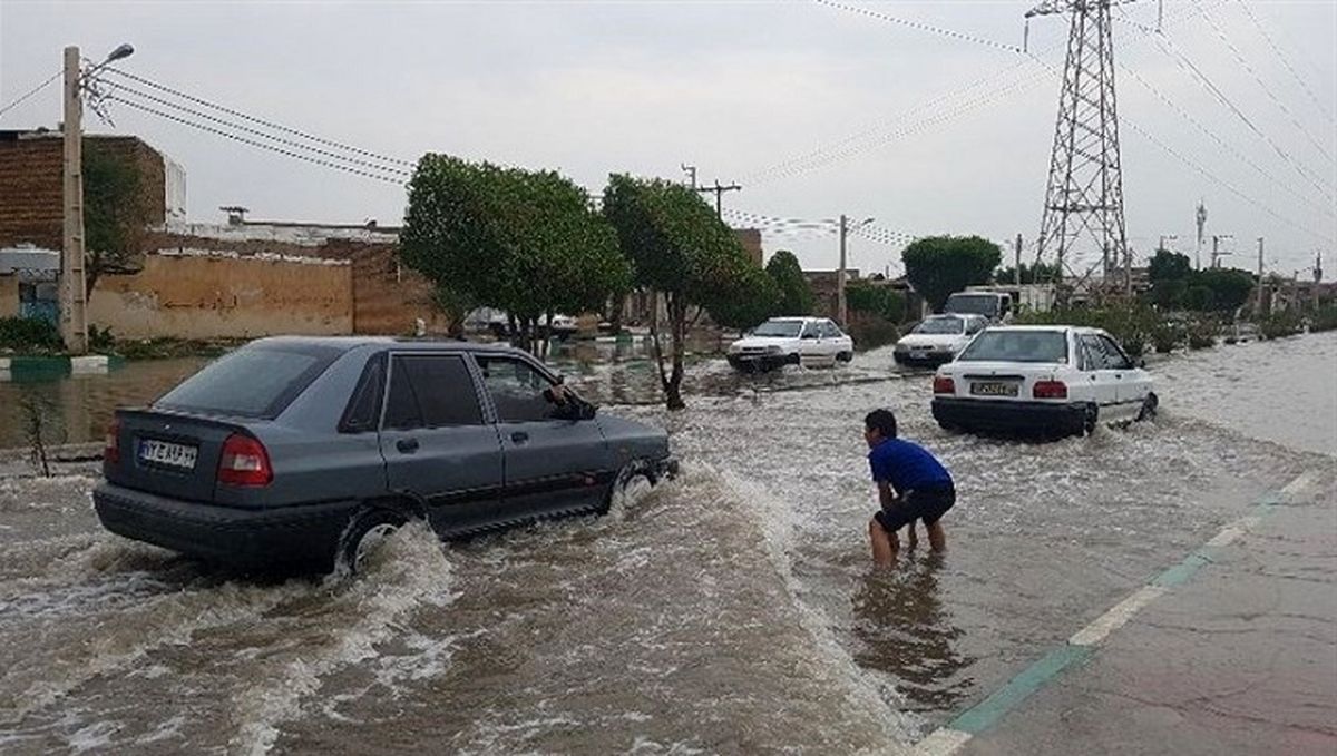 ببینید | باران، میدان جمهوری اهواز را به استخر تبدیل کرد