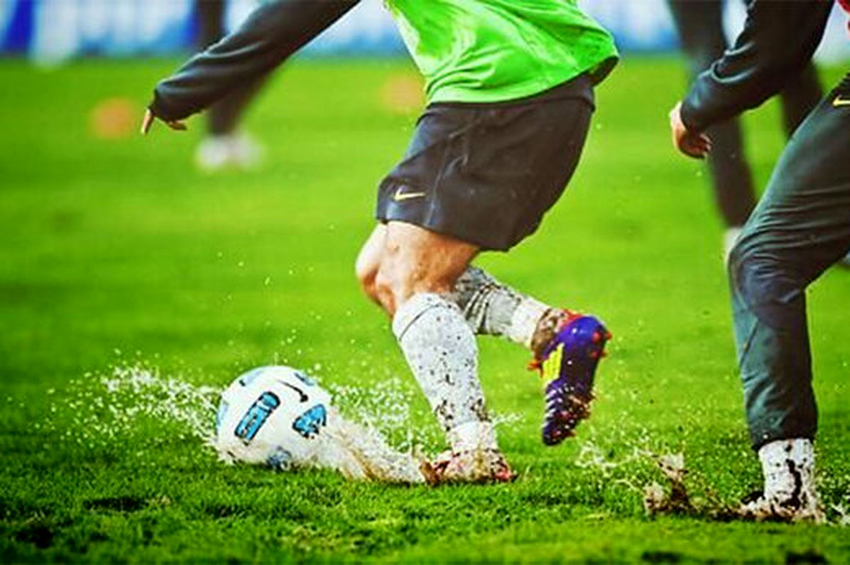 ویدئو | مسابقه فوتبال در زمین مملو از آب در یک ورزشگاه
