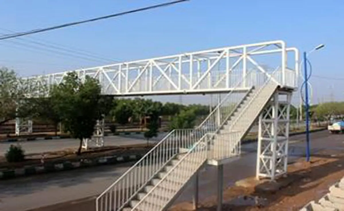 ببینید | پل عابر صیاد شیرازی در مشهد؛ مرگ در کمین است!