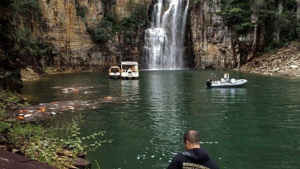 سقوط مرگبار صخره عظیم روی چند قایق در برزیل