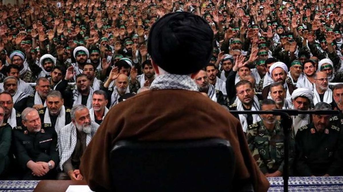رهبری: مذاکره و تعامل با دشمن به معنای تسلیم شدن نیست