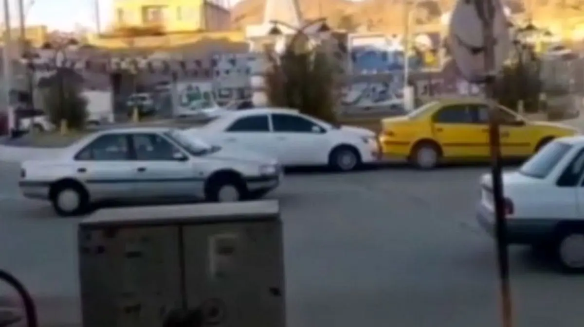 ویدئو | رانندگی خطرناک زن جوان و آسیب زدن به خودروها