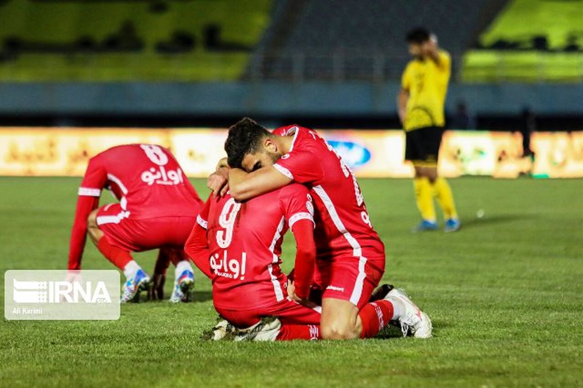 نبرد اراک قهرمان نیم‌فصل لیگ‌برتر را تغییر داد؟