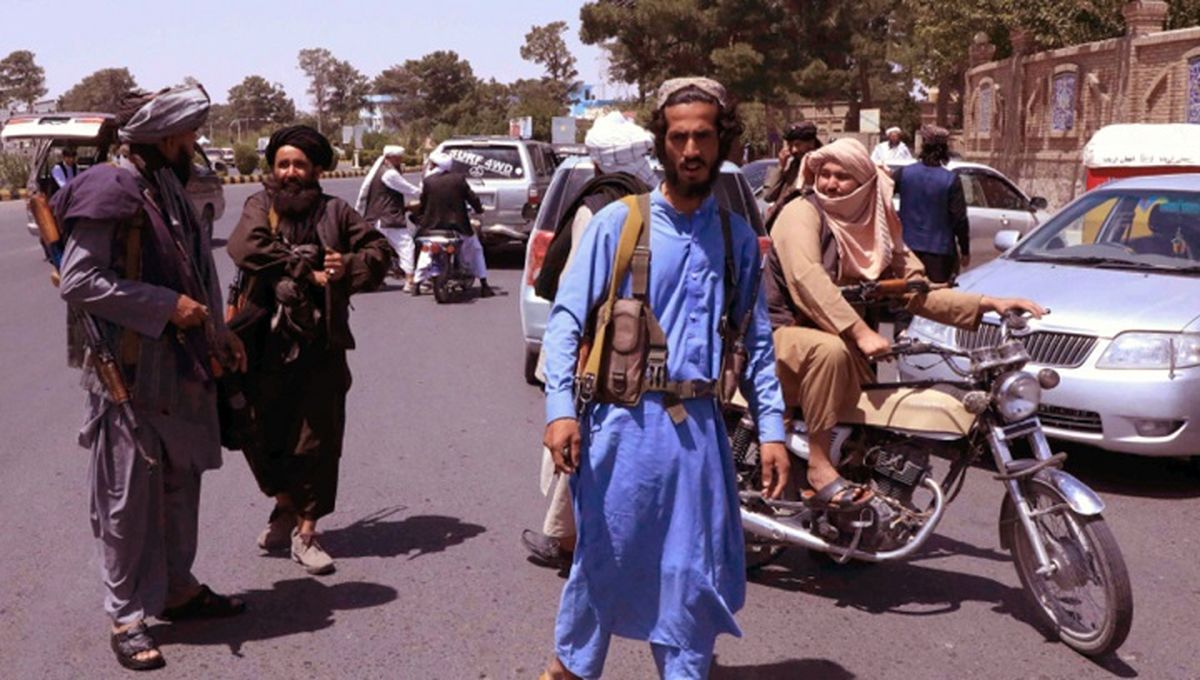 ببینید | گشت امر به معروف طالبان اینگونه ارشاد می‌کند