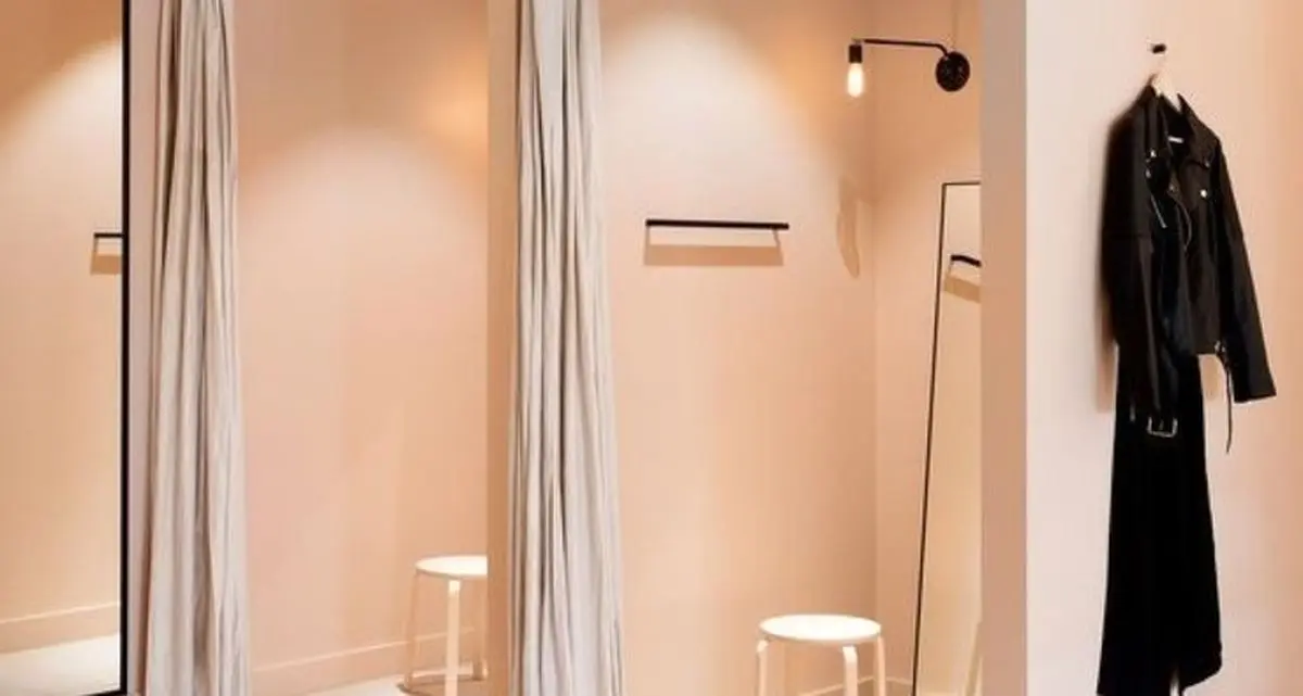 فیلمبرداری از زنان در اتاق پرو یک مغازه در شهرک غرب