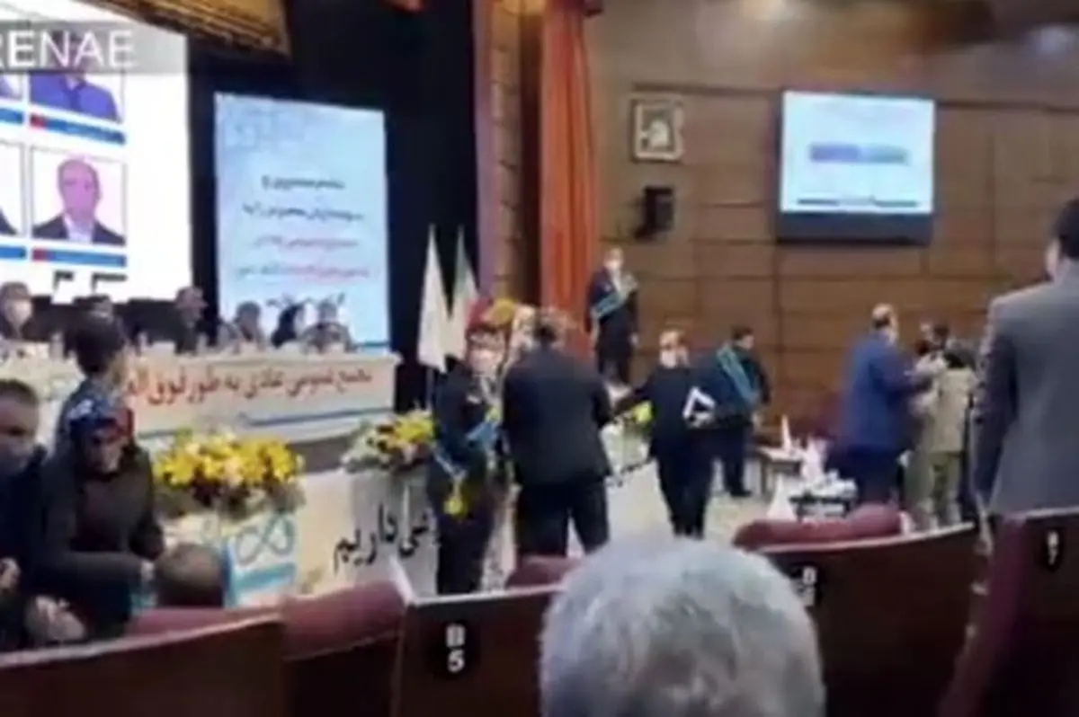 ببینید | درگیری شدید در حین برگزاری مجمع بانک دی