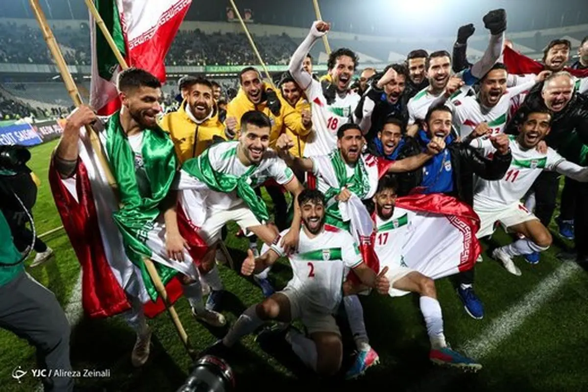 برج آزادی به رنگ پرچم ایران در آمد