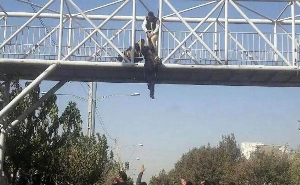 ببینید | نجات زن جوان که به قصد خودکشی روی پل هوایی رفته بود