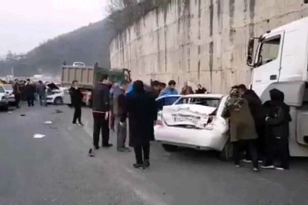 ببینید | تصادف چند کامیون با ۱۲ خودرو در جاده شیرگاه به قائمشهر