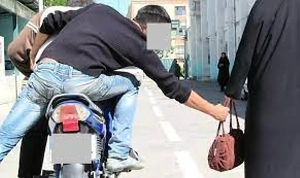 ببینید | حمله خودروی عبوری به دو دزد در حین سرقت!