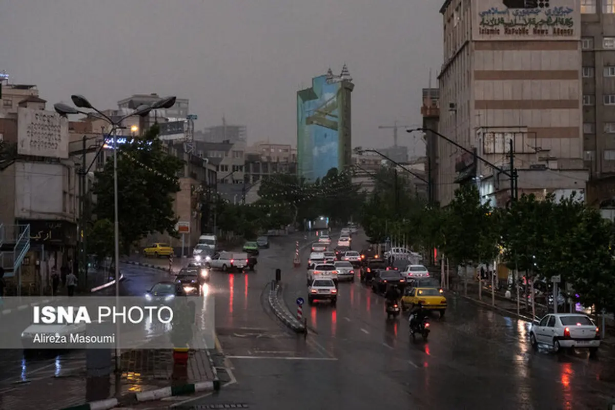 تهرانی‌ها منتظر وزش باد شدید و رگبار باشند