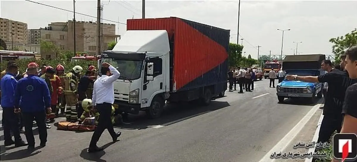 نجات معجزه‌آسای عابر پیاده از زیر کامیونت