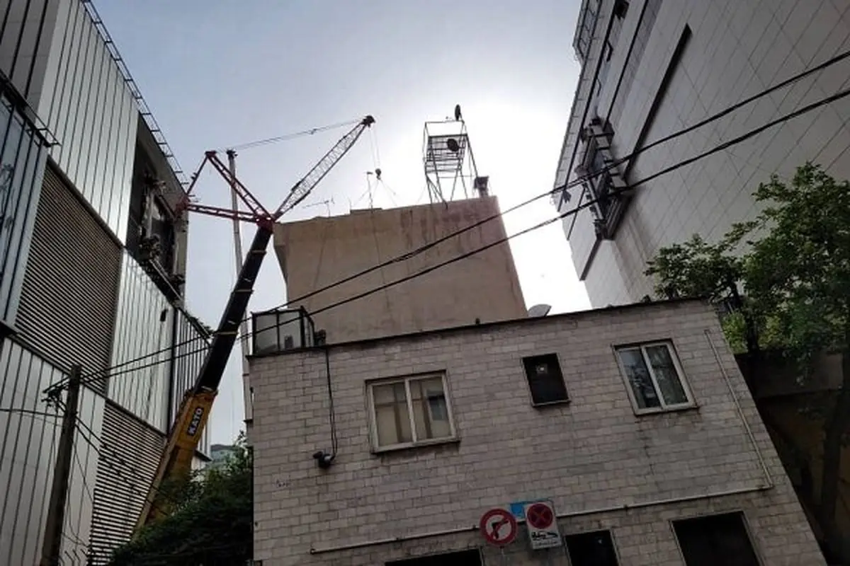 جمع‌آوری سازه غیرمجاز یک مجتمع تجاری معروف در تهران