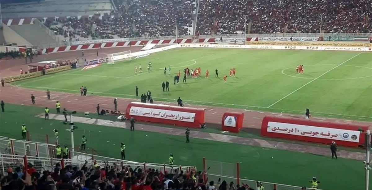 تماشا کنید | فرار داوران و ناتمام ماندن بازی تراکتور و پرسپولیس