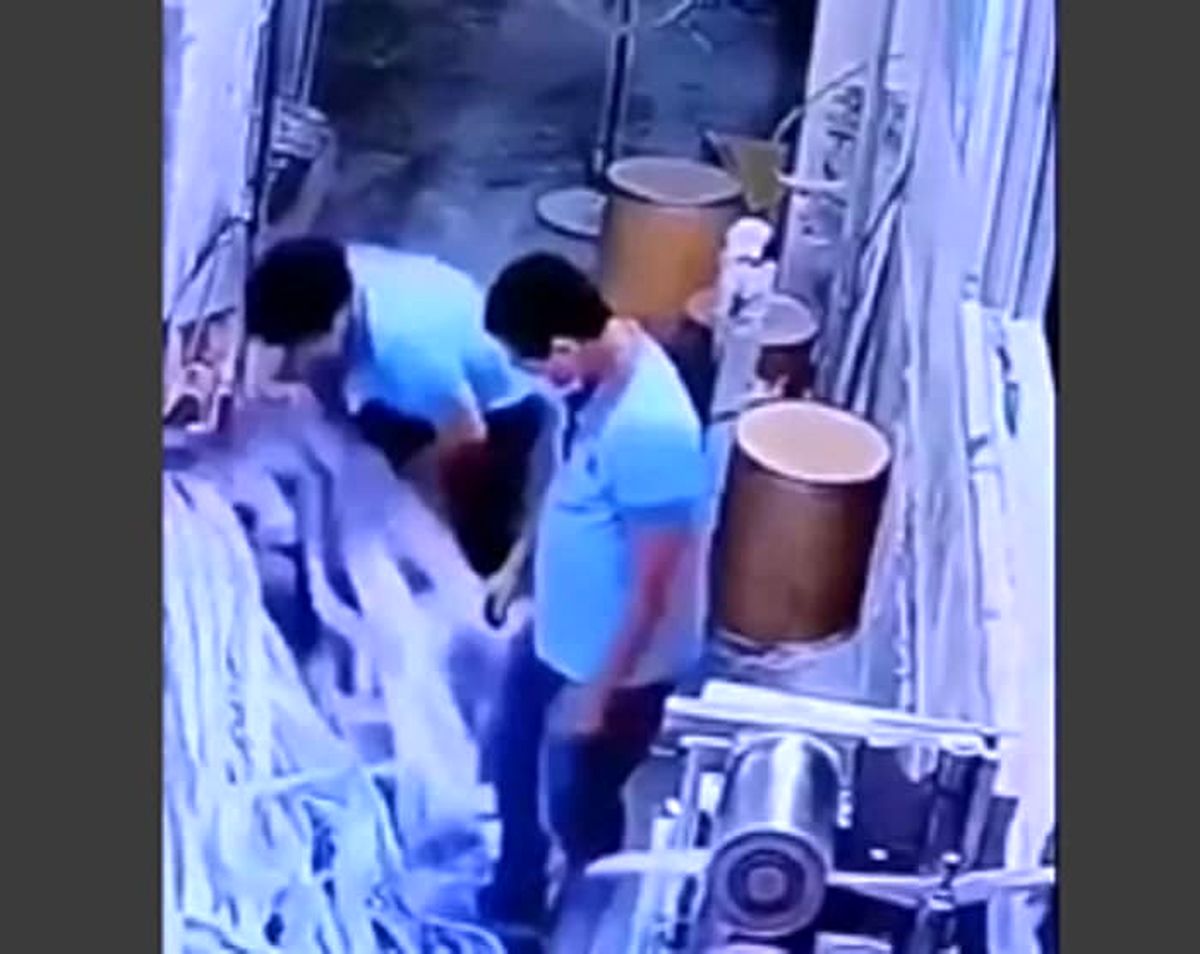 ببینید | لحظه کشیده شدن کارگر به داخل دستگاه خردکن