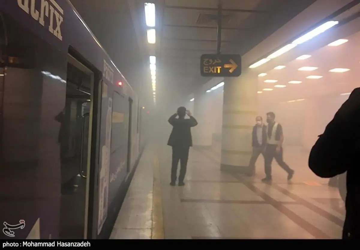 تخلیه مسافران مترو پس از مشاهده دود در قطار