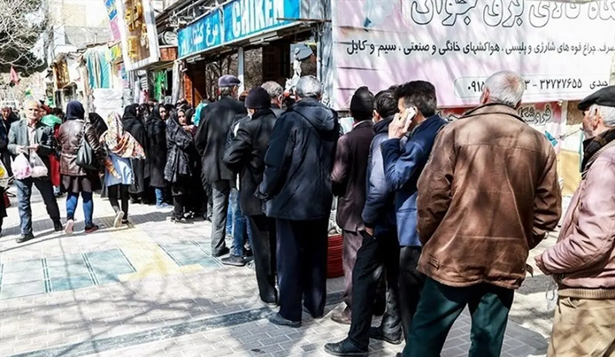 ببینید | صف عجیب و طولانی برای خرید مرغ در مشهد!