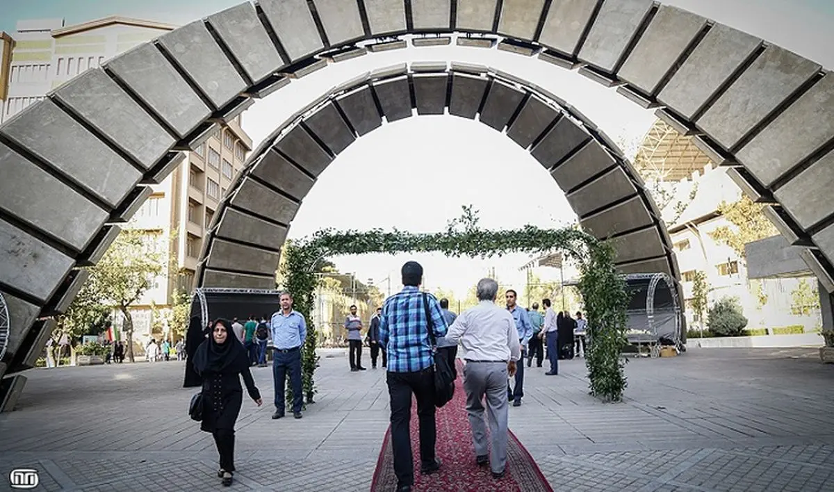 سانسور تصویر دختران از بیلبوردی در دانشگاه امیرکبیر