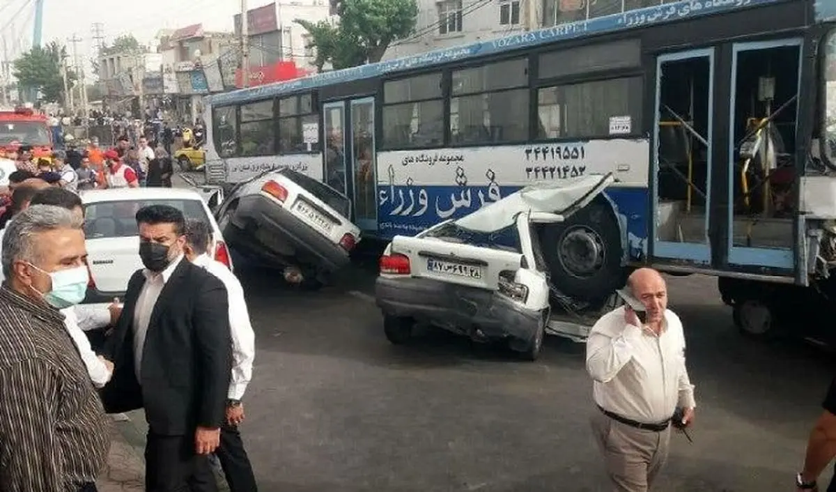 ببینید | تصادف اتوبوس با پنج خودرو در کرج و له شدن خودروها