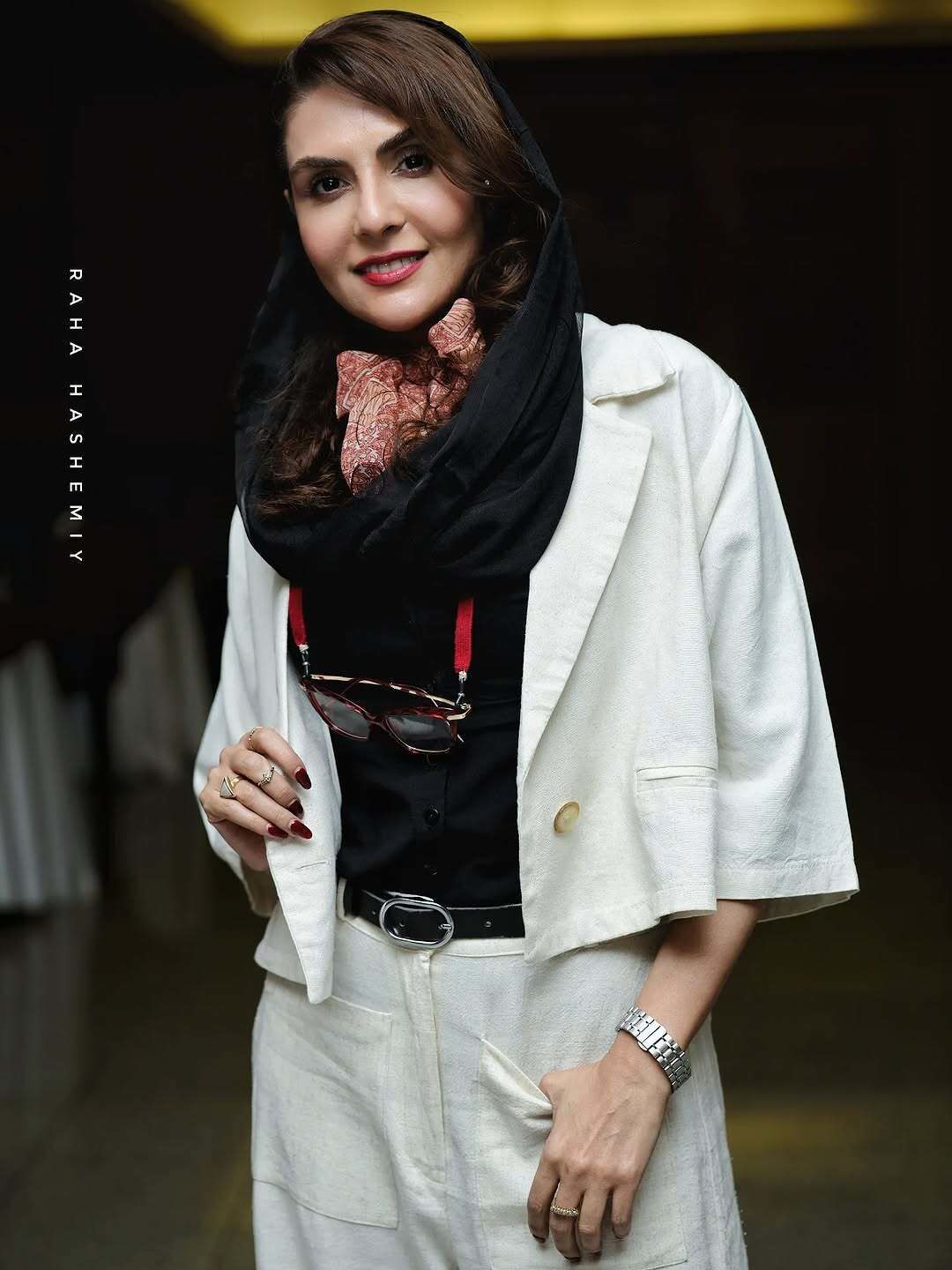 (عکس) استایل رسمی و شیک شیوا مکی‌نیان؛ کت سفید و عینک آویزان در یک رویداد هنری