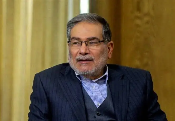  نگاهی به دکوراسیون شیک و خوشرنگ مدرن خانه شهید شمخانی / از مبلمان کرم رنگ ست شده با فرش و پرده ها تا جزیره شیک آشپزخانه و میز مبلی بزرگ و لوکس