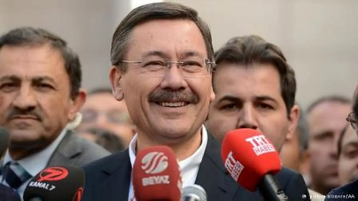 شهردار آنکارا سخنگوی وزارت خارجه آمریکا را "موبور احمق" خواند