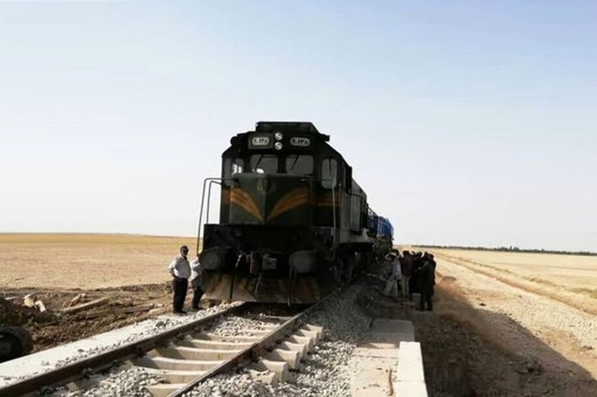 یک قطار باری از ریل خارج شد
