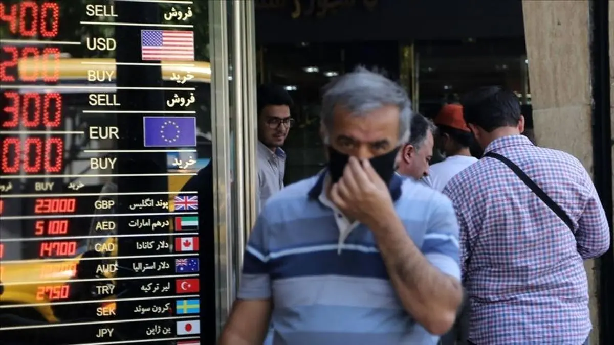 دلار یک پله عقب نشست