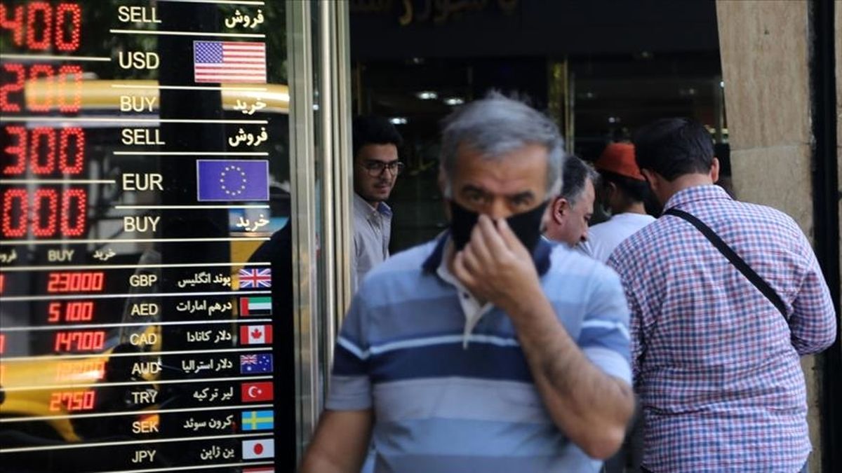 دلار یک پله عقب نشست