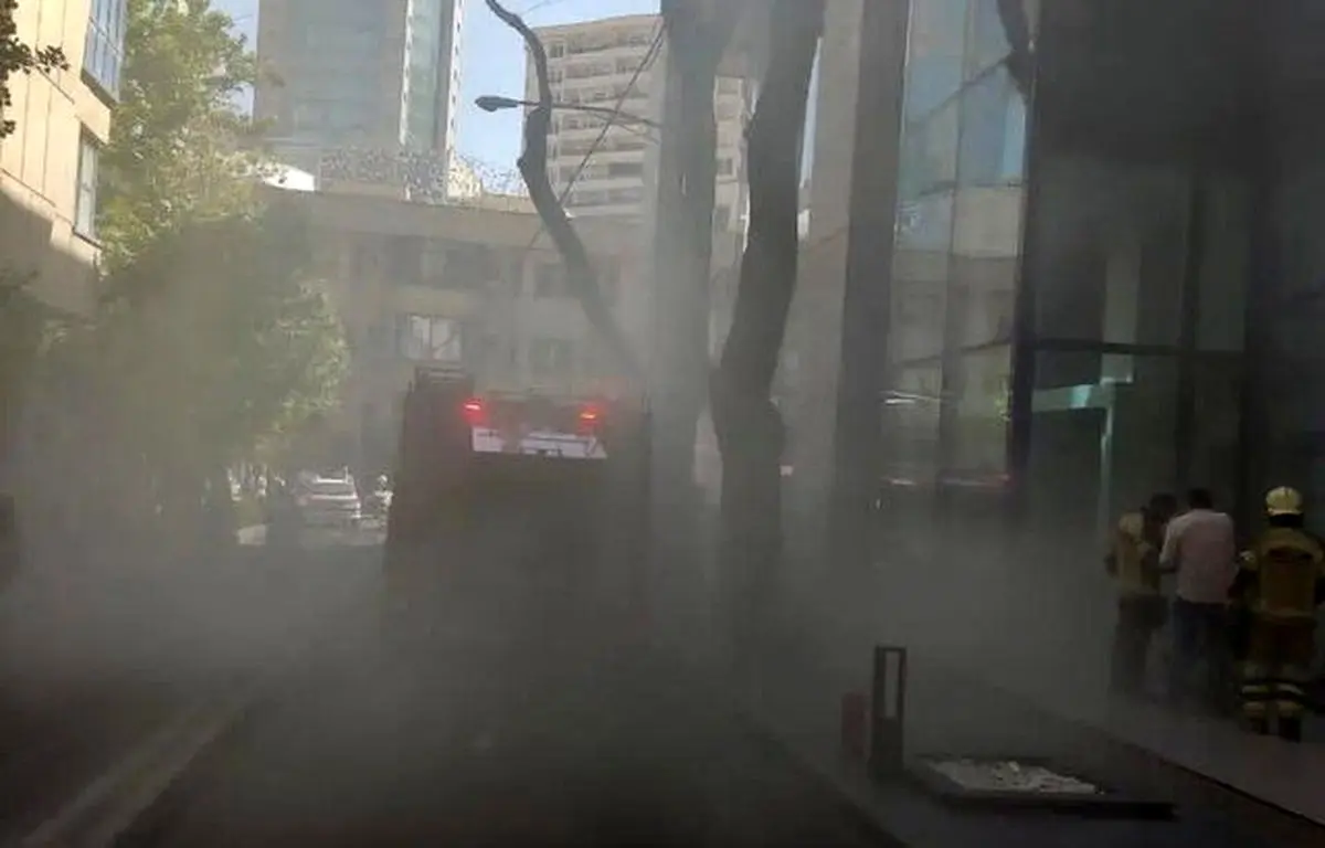 نجات ٨٠ نفر از آتش‌سوزی یک مجتمع اداری-تجاری